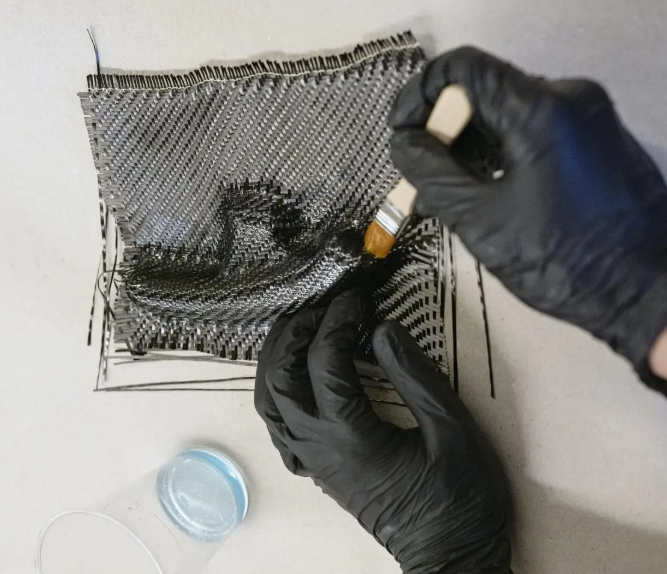 Travail du tissu de fibre de carbone en atelier